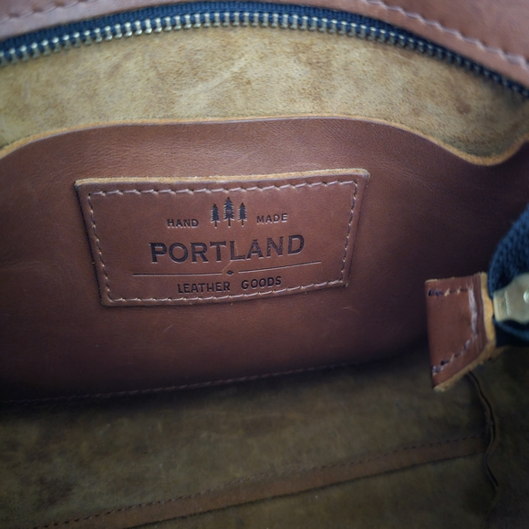 Portland Leather Triangle Shoulder Bag (Honey) w/removeable Crossbody Strap - Picture 6 of 6